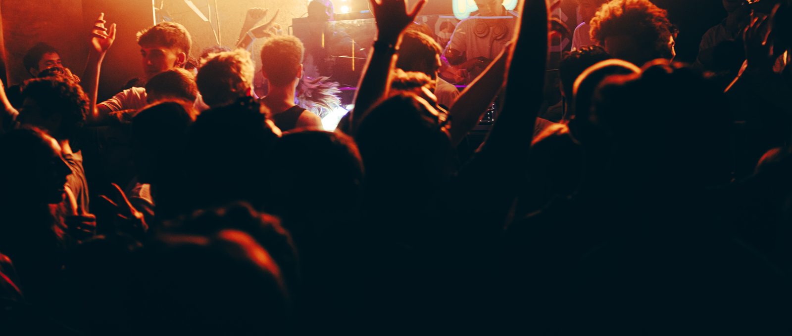 Crowd at a Jake Veeneman set